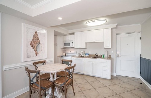 Litchfield by the Sea Hotel | 2 Premier Resort Suites + Outdoor Pools & Lazy River near Murrells Inlet