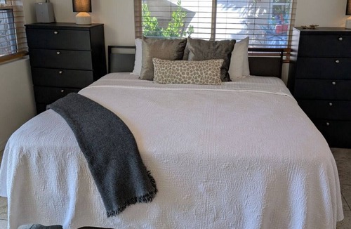 Siesta Key Hotel | #2-Studio-Beautiful,Clean King Suite,Kitchenette,Heated Pool,3-min Walk to Beach