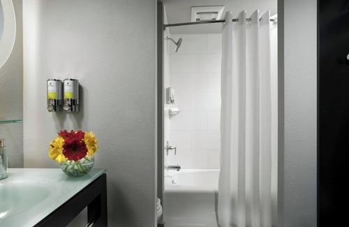 Belltown Hotel | 2 Vibrant Rooms Near Space Needle w/Designer Toiletries & Funky Decor