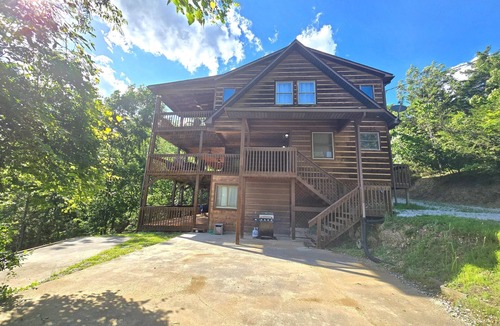 Dandridge Cabin | 20% OFF On Lake Time, Dock, Pavilion at the Lake, Hot Tub, Firepit, Huge Decks