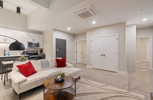 Downtown Cincinnati Apartment | 2Bed/2Bath with basketball court & Golf Stimulator