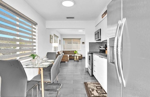 Davie House | 2BR Lakeside Getaway - Peaceful Waterfront Stay