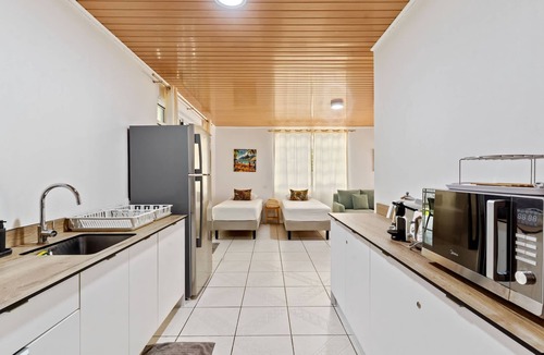 Tiahura House | 2BR Moorea Retreat With Private Canal BBQ