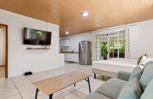 Tiahura House | 2BR Moorea Retreat With Private Canal BBQ