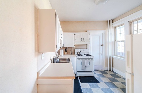 North Brookline Apartment | 2min->Coolidge&GreenT/King Bed/Full Kitchen/Arcade
