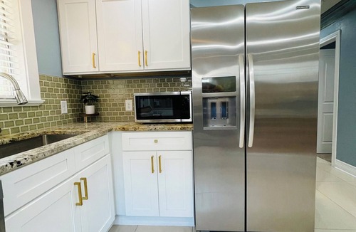Government Hill House | 3/2.5- Sleeps 6: Sea World Fiesta Texas Downtown