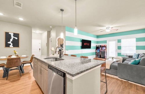 Northside Apartment | 3-Bedroom Family Suite with Pool, Arcade Games, Gym, Free Parking, Baby Gear