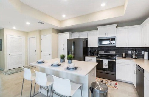 Bay Lake Apartment | 3 Bedrooms/2 Bathrooms/Storey Lake (4751-308 CT)