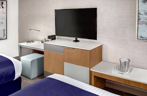 Gateway District Hotel | 3 x Elevate 2 Queens at The STRAT Hotel, Casino & Tower