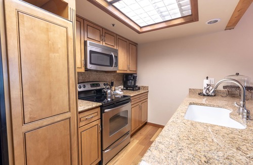 Deer Valley House | 3BR Lakeside Condo at Deer Valley Snowpark Base - Free Shuttle & Bus