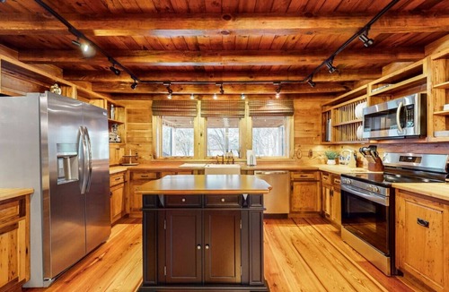 Thompson's Station Cabin | 3BR Luxury Log Cabin Near Franklin | Hot Tub -2 AC