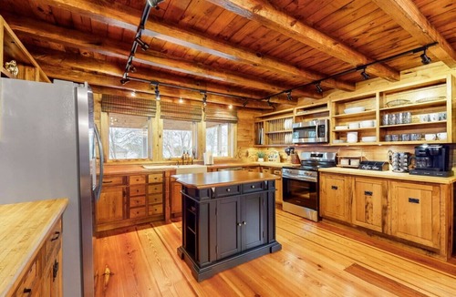 Thompson's Station Cabin | 3BR Luxury Log Cabin Near Franklin | Hot Tub -2 AC