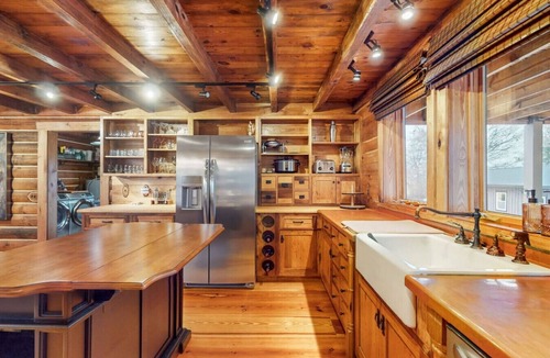 Thompson's Station Cabin | 3BR Luxury Log Cabin Near Franklin | Hot Tub -2 AC