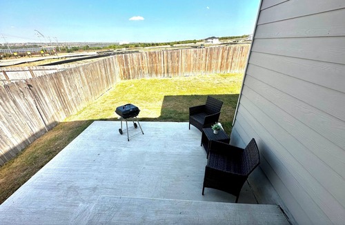 Converse House | 4 Bed 2 Bath Beauty Spacious Gem