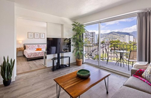 McCully - Moiliili Apartment | 401 FREE Parking 10 min beach 2b-Waikiki Ala Moana