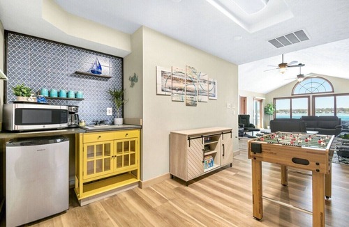 North Webster House | 4BR Lakefront · Pier · Game Room · Sleeps 16+