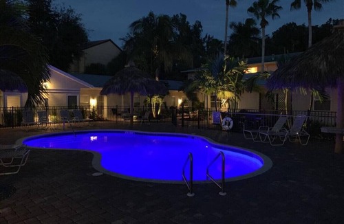 Siesta Key Hotel | #6-Studio Suite-King Size Bed, All is in Walking Distance, Heated Pool, Kitchen