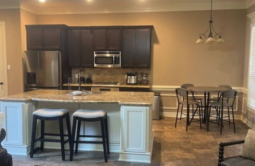 South Central Houston Cottage | 641 4 Bedrooms Luxurious Baths Open Living