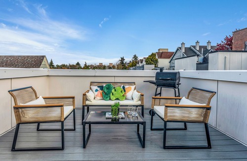 Broadway House | 99 Walk Score 2BR2BA Central Capitol Hill Seattle Townhome with AC & Roof Deck