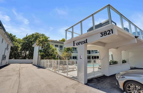 Galt Mile Apartment | ADA Accessible King Room at Botanica