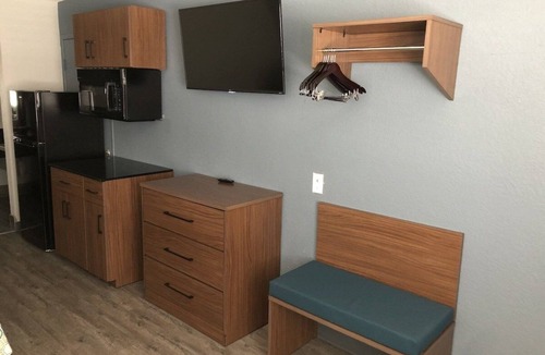 Arena District Hotel | Affordable Studio w/Kitchenette Near The Alamo – Ideal for Explorers w/Parking