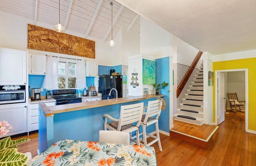 Maunaloa House | Aloha Luxe Molokai Beachhouse. Perfect for single, couples, or groups 3bdrm/2bth