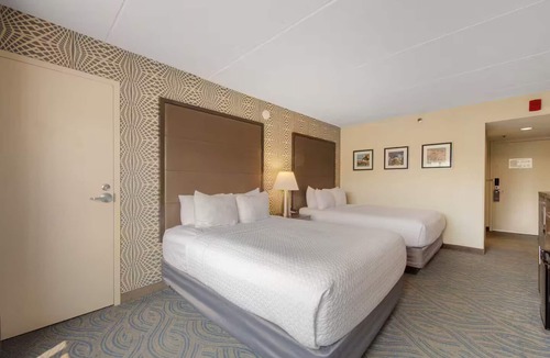 South Loop Hotel | Amenity Rich Double Queen Suite