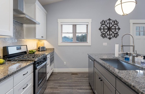 Fairview House | Asheville Getaway | Hot Tub | 2BR/2BA | 15 Min to Biltmore & Downtown Asheville