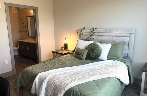Morningside-Lenox Park Apartment | Atlanta Cozy Corner with fitness center, pool and rooftop garage parking!