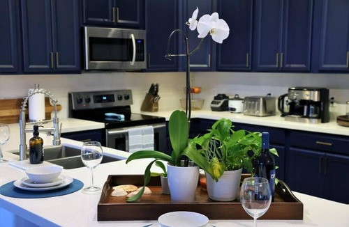 Dania Beach House | BaeCation Dania! Near Fort Lauderdale Airport, beach & casino! pool & jacuzzi!