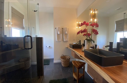 San Jacinto Bed & Breakfast | Balinese Room @ The AveO! Full Hot Breakfast! 4 Block to Beach! GVR04326