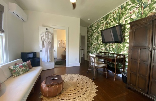 San Jacinto Bed & Breakfast | Balinese Room @ The AveO! Full Hot Breakfast! 4 Block to Beach! GVR04326