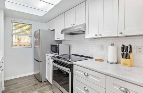 Ridge Wood Heights House | BAREFOOT BUNGALOW- 1O MINUTES TO SIESTA BEACH AND AMENITIES! PET FRIENDLY!