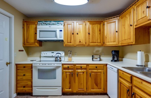 Bartlett House | Bartlett Townhome w/Balcony: 1 Mi to Ski Resort!