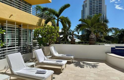 South of Fifth Apartment | Beachfront and Private Patio at Casa Fifi Ocean