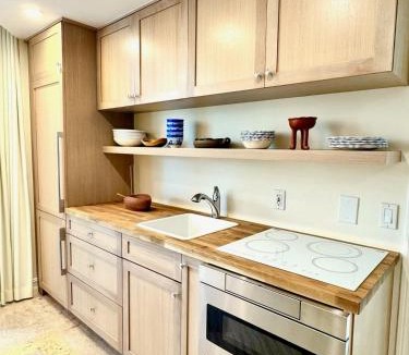 South of Fifth Apartment | Beachfront and Private Patio at Casa Fifi Ocean