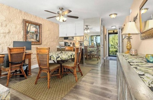 Maalaea Condo | Beachfront ocean View Condo With Unobstructed Ocean Views. 5 star reviews *