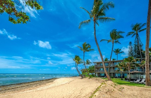 Wailua Apartment | Beachfront with AC, walkable and central