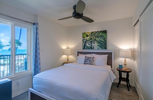 Wailua Apartment | Beachfront with AC, walkable and central