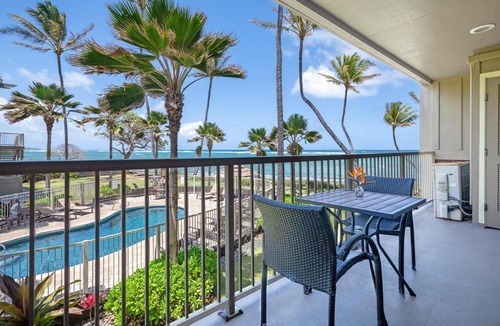 Wailua Apartment | Beachfront with AC, walkable and central