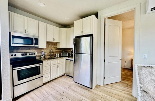 Gillespie Park Apartment | Beachtown Remote Worker Friendly-High Speed WiFi-Pets Welcome-Lido Beach-Opera-Symphony-Walk or Bike to Restaurants-10 Acre Park with Pickleball, Tennis, Basketball