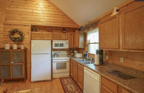 Townsend Cabin | "Bearly Rustic" - 2 bdrm/2 bath - Off the grid, beautiful scenic