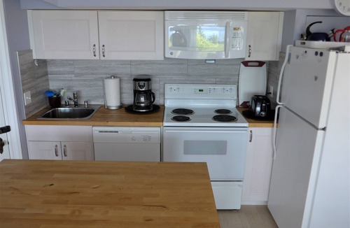 North Admiral Apartment | Beautiful Apartment with Stunning Ocean and Mountain Views