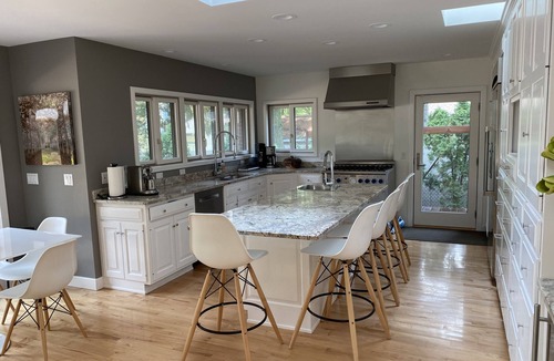 Shoreham House | Beautiful Contemporary Ranch Style Home - 6 Bds, 4.5 Baths - Convenient Location