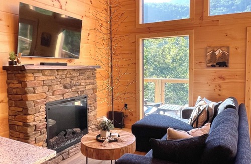 Smoky Mountains Cabin | Beautiful modern cabin, with amazing mountain views and enchanting sunsets.