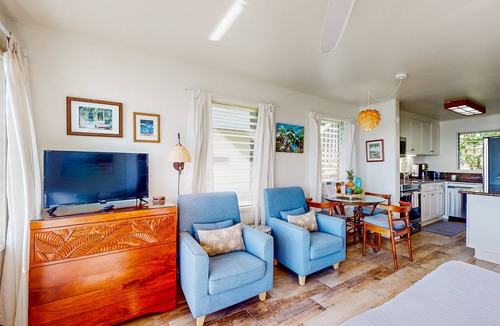 Wailua Condo | Beautiful oceanfront studio on the beach with outdoor pool & full kitchen