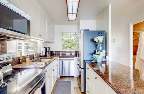 Wailua Condo | Beautiful oceanfront studio on the beach with outdoor pool & full kitchen