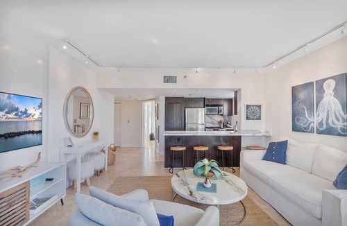 South Pointe Condo | BEST LOCATION 🏖️FAMILY FRIENDLY w BALCONY - 1 BLOCK to BEACH Parking & Laundry