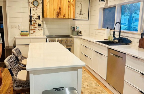 Swansboro Cottage | Best Porch in Swansboro! 1 Block to Front Street. Beautiful New Kitchen.