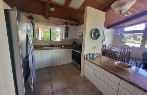 Oak Creek House | BEST VIEWS! Sleeps 8 Large Balcony, Firepit, Lawn, Patio, Wildlife